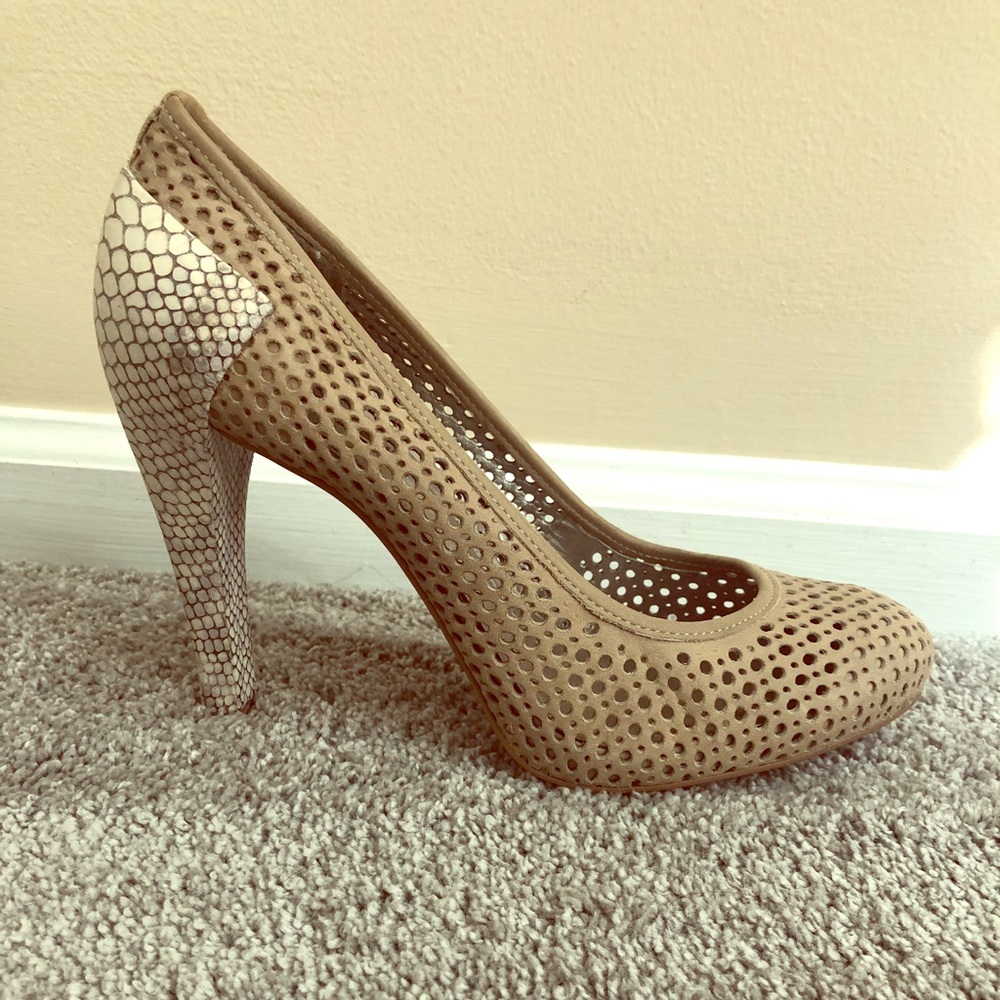 BCBG MaxAzria leather pumps 🌸 Your new neutral